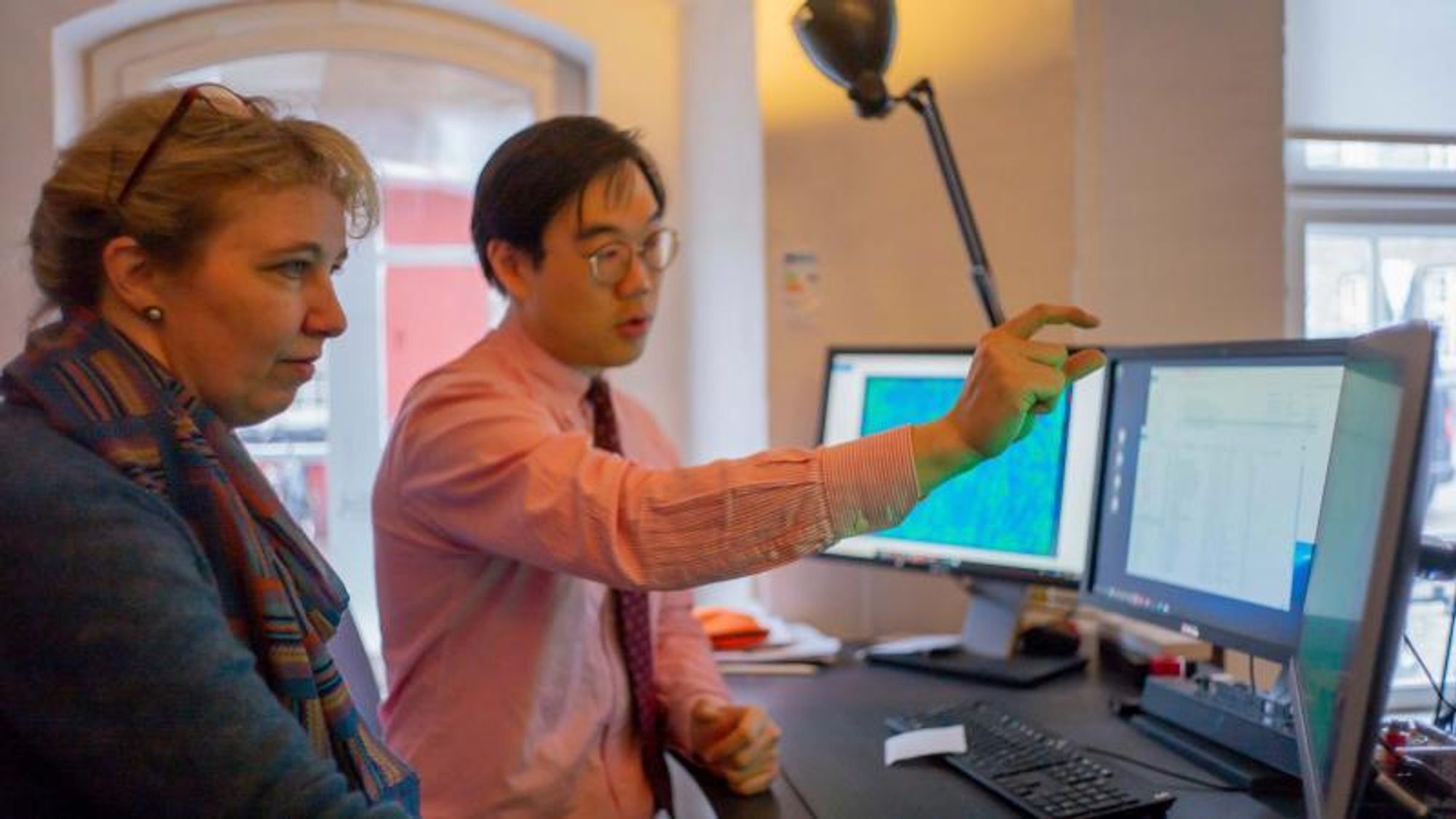 Konservator Cecil Krarup Andersen og ingeniør Daniel Sang-Hoon Lee fra KADK diskuterer resultatene fra de sensorene med dataene som skal inngå i utviklingen av en datamodell over kunstverkenes forfall.