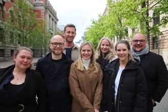 Medier24 - fra venstre: Redaksjonssjef Eira Lie Jor, journalist Jan Magnus Weiberg-Aurdal, journalist Ole Alexander Saue, forretningsutvikler/prosjektleder Siss Andersen, kommersiell leder Julie Hansson Tangen, sommervikar journalist Anne Marthe Lilleby og redaktør og daglig leder Erik Waatland.