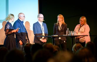 Møteleder Elin Stueland, Sven Egil Omdal (NP), Gard Steiro (VG), Alexandra Beverfjord (Dagbladet) og Marit Ulriksen (Rana Blad).