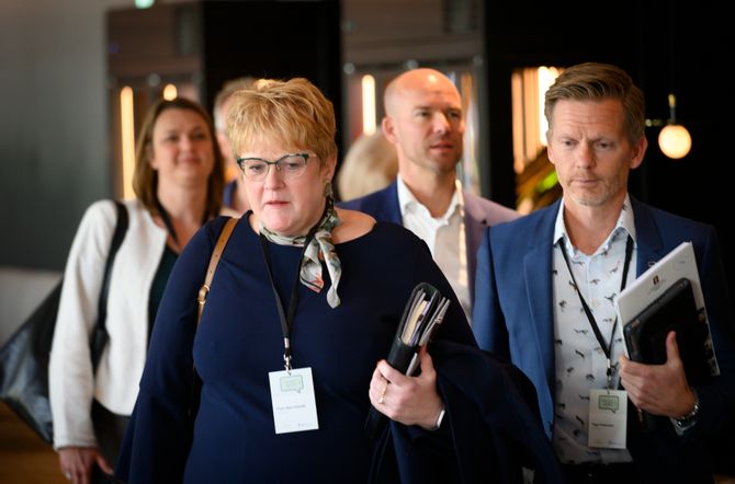 Kulturminister Trine Skei Grande (V) og mediepolitisk talsmann Tage Pettersen (H). I bakgrunnen: NJ-leder Hege Iren Frantzen og kommunikasjonssjef Marius Bakke i Kulturdepartementet.