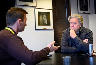 Steve Bannon i intervju med Medier24s Ole Alexander Saue under Nordiske mediedager i Bergen.
