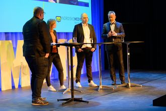 Fra venstre: Debattleder og redaktør i Medier24, Erik Waatland, Siv Juvik Tveitnes, konserndirektør for mediehus i Schibsted, Amund Djuve, sjefredaktør og administrerende direktør i Dagens Næringsliv, og Anders Opdahl, konserndirektør i Amedia.