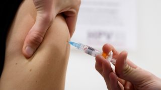 OSLO  20161031.En kvinne får en sprøyte med  HPV-vaksine på St. Hanshaugen helsestasjon i Oslo mandag. Fra 1.november vil kvinner født i 1991 og senere få tilbud om gratis HPV-vaksinering.Foto: Heiko Junge / NTB scanpix