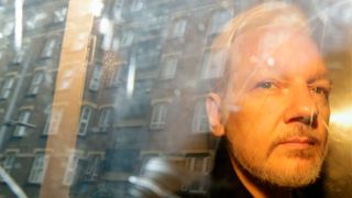 Julian Assange, wikileaks, bildet er tatt etter at Assange forlot rettssalen den 1. mai 2019.