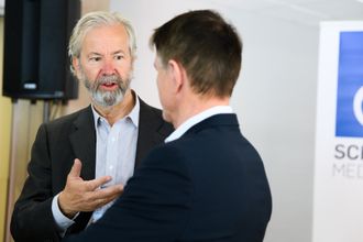 Styreleder i Schibsted, Ole Jacob Sunde. Her i samtale me finansdirektør Trond Berger.