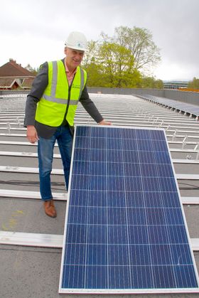 Produksjonssjef i KKE; Brynjar Henriksen, viser fram solcellepanelene som nå monteres på taket av nye Vestsiden ungdomsskole. Solenergien skal gjøres om til hydgrogen om sommeren som så skal lagres og benyttes til ny energiproduksjon om vinteren.