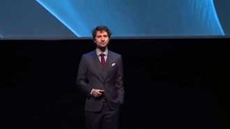 Michal Kosinski på scenen under Sopra Sterias «Power of sharing»-konferanse.