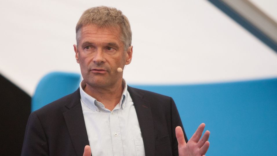 Norgessjef Abraham Foss i Telia kutter 240 årsverk i selskapet. Noe under halvparten forsvinner som rene oppsigelser.