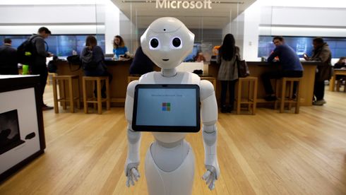 Roboten Pepper ved inngangen til en Microsoft-butikk i Boston