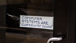 Skilt på en dør ved rådhuset i Baltimore, Maryland, som forteller at datasystemene for tiden er nede. Skiltet er fotografert den 10. mai 2019.
