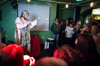 Aune Sand har tidligere lest erotisk dikt på Kumars Karaokekøpp, og kommer tilbake når arrangementet flyttes til Oslos storstue 8. juni.