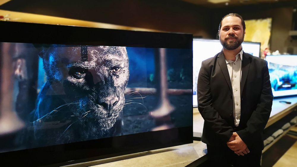 Produktansvarlig i LG Nordic, Erik Svalberg, viser fram tre nye TVer som kommer til Norge nå. Foto: Marte Ottemo Produktansvarlig i LG Nordic, Erik Svalberg, viser fram tre nye TVer som kommer til Norge nå. Foto: Marte Ottemo