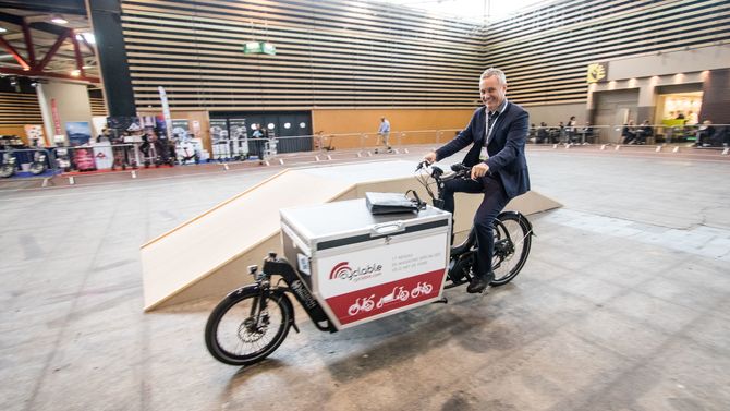 TUs Svein Erik Hole på en Cyclable cargosykkel.