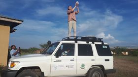 Er det dekning her? UiO-professor Josef Noll måler bredbåndsdekningen i rurale områder i Tanzania.