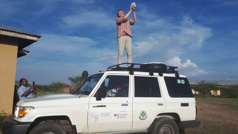 Er det dekning her? UiO-professor Josef Noll måler bredbåndsdekningen i rurale områder i Tanzania.