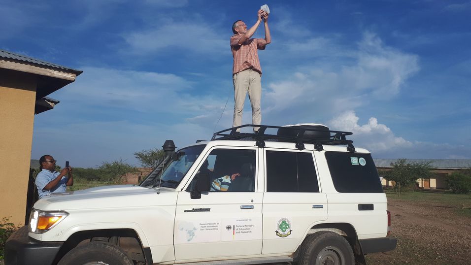 Er det dekning her? UiO-professor Josef Noll måler bredbåndsdekningen i rurale områder i Tanzania. I høringsuttalelsen trekkes erfaringene fra bygging av billige nett i utviklingsland fram som ett av mange områder Norge kan utvikle kompetanse på.