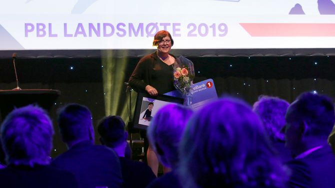 Anna Rigmor Moxnes kunne stolt ta imot heder som Årets barnehageisnpirator 2019 fra tidligere administrerende direktør i PBL, Arild Olsen, og styreleder Eirik Husby.
