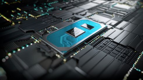 En prosessorer i Intels tiende generasjon Core montert på et hovedkort.