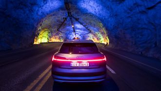 Audi E-Tron har en sammenhengende lysstripe bak.