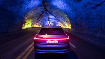Audi E-Tron har en sammenhengende lysstripe bak.