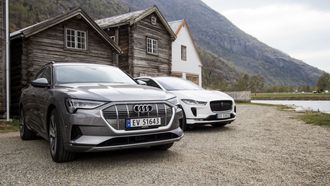 Jaguar I-Pace og Audi E-Tron i Lærdal.