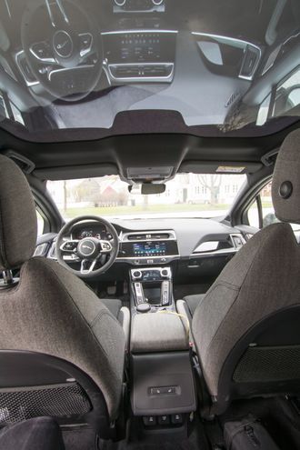 I-Pace har et stort panoramatak.