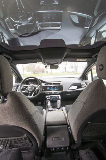 I-Pace har et stort panoramatak.