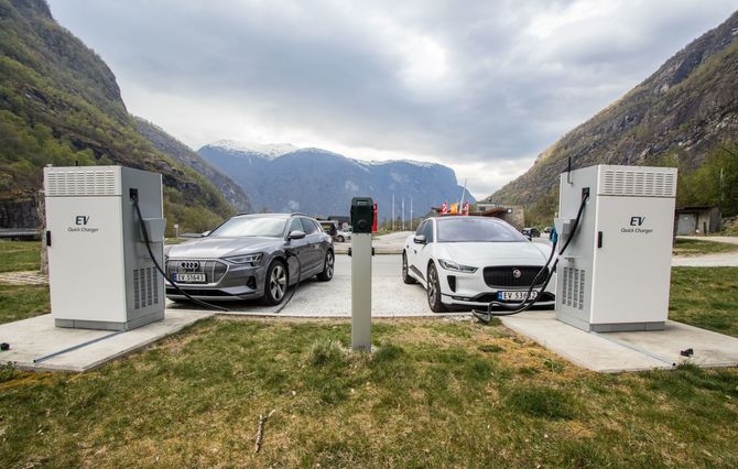 Jaguar I-Pace og Audi E-Tron på hver sin 50 kilowatt hurtigladestasjon.