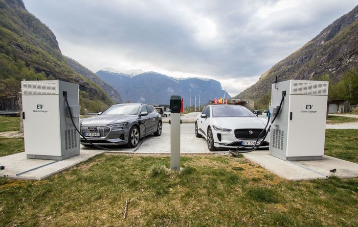 Jaguar I-Pace og Audi E-Tron på hver sin 50 kilowatt hurtigladestasjon.