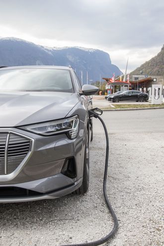 Audi E-Tron lader på 50 kilowatt.