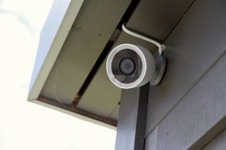 Nest Cam IQ er det mest avanserte utendørskameraet fra Google. Det har 4K-sensor, filmer i Full HD, og zoomer automatisk inn på personer. Kameraet lar være å varsle hvis den ser «kjentfolk».