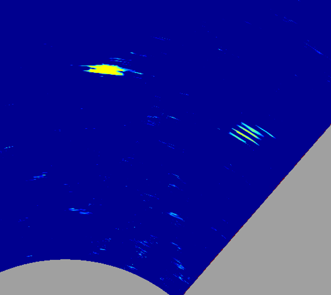 Radarbildene viser tydelig fem personer i sjøen, samt lettbåten som følger dem.