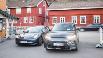 Tesla Model 3 og Kia e-Soul.