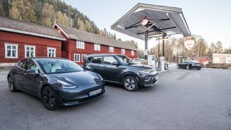 Tesla Model 3 og Kia e-Soul.