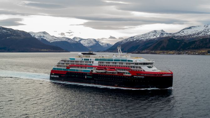 Etter to døgn med seiling i farvannene i Møre og Romsdal med snøkledde Sunnmørsalper, returnerte MS Roald Amundsen til kai ved Kleven Verft i Ulsteinvik mandag 25 februar.