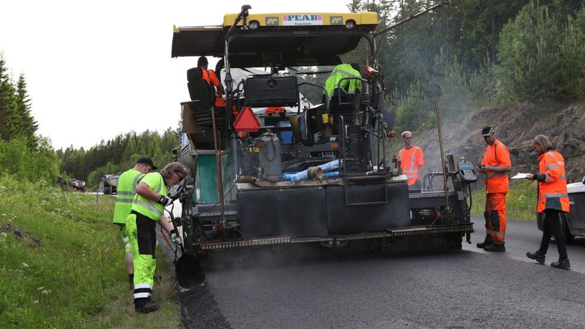 Peab har levert laveste tilbud på en asfaltjobb i Trøndelag. På bildet asfalterer selskapet vei et annet sted i landet.