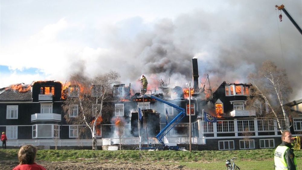 Automatiske slokkeanlegg basert på gass er vel så gode som sprinkleranlegg, mener blant andre brannsjef Åge Tøndevoldshagen, også i hoteller, boligblokker og andre bygg med overnatting. Her fra brannen på Dombås hotell i 2007.