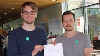 Magnus Haukebøe og Sigurd Holmen viser fram bacheloroppgaven sin under universitetets Expo i slutten av mai.
