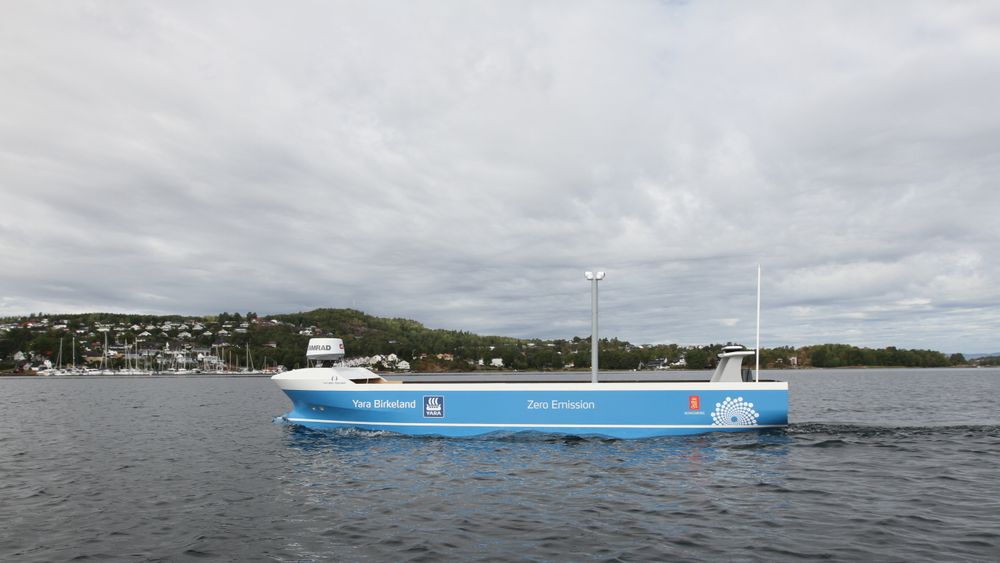 Modell av Yara Birkeland seiler autonomt i indre havnebasseng i Horten