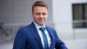 Martin-Lippert-2.300x169.jpg
