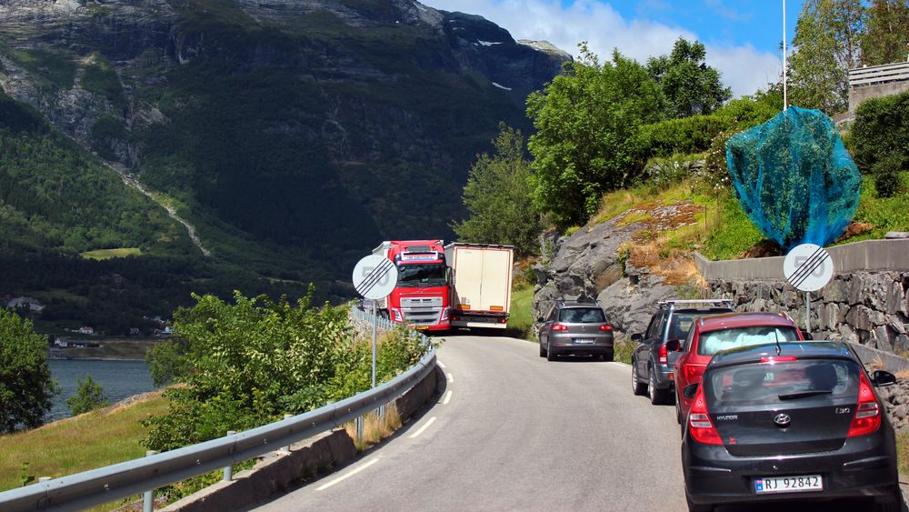 Mange er ute og kjører på ukjente veistrekninger om sommeren. Som her, ved Ullensvang langs Hardangerfjorden 22. juni ifjor.