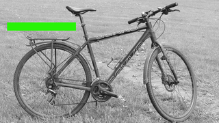 Svart/hvitt-bilde av sykkel, med bred grønn strek tegnet på bildet - rett over bagasjebrettet.