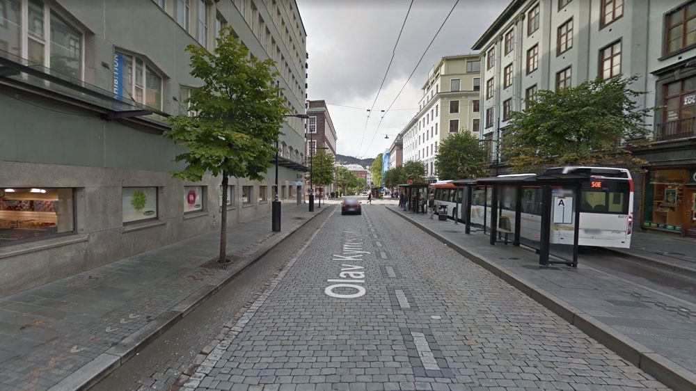 Olav Kyrresgate ble rustet opp tidlig på 1990-tallet. Nå skal en av Bergens mest travle kollektivtrafikk-gater få bedre tilgjengelighet for passasjerer og myke trafikanter.