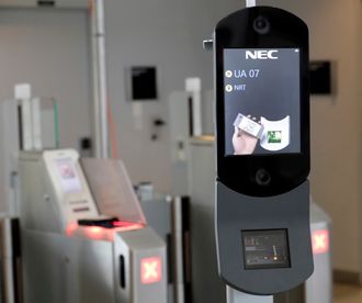 En maskin for ansiktsgjenkjenning skanner passasjer ved en gate på George Bush Intercontinental Airport i Houston. Forvarere av persvonvernet anser disse som et steg mot en overvåkingsstat