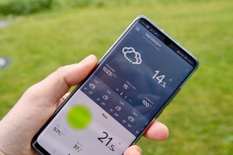 Mobil-appen gir god oversikt. Legger du telefonen på siden får du detaljerte grafer for blant annet regn, vind, CO2, temperatur og lufttrykk.