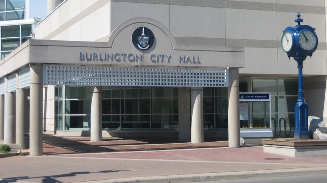 Rådhuset i Burlington, Ontario, fotografert i 2007.