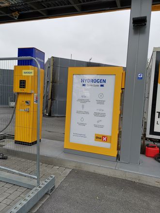 Det er noen få meter fra dispenseren til bygningen med elektrolysør og trykkbeholder for lagring av hydrogen under trykk. Foto: Tore Stensvold