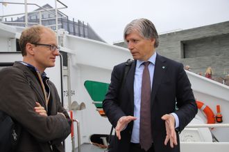 Teknologiansvarlig i Zero, Marius Gjerset, i diskusjon med klima- og miljøminister Ola Elvestuen.