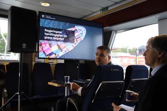 Olje- og energiminister Kjell-Børge Freiberg ser ut til å sitte i førersetet med klima- og miljøminister Ola Elvestuen i baksetet. 20. juni la regjeringen fram Handlingsplan for grønn skipsfart.