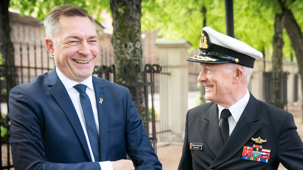 Forsvarsminister Frank Bakke-Jensen (H) (t.v.) og forsvarssjef Haakon Bruun-Hanssen avbildet i forbindelse med pressekonferanse om tilstanden.